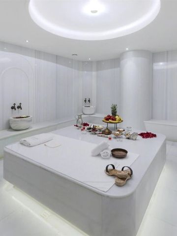 Luxuriöser Hamam mit Marmor und orientalischen Akzenten.