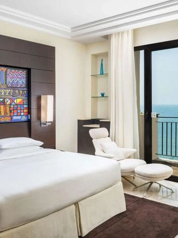 Luxuriöses Hotelzimmer mit Balkon und Meerblick sowie zeitgenössischer Kunst