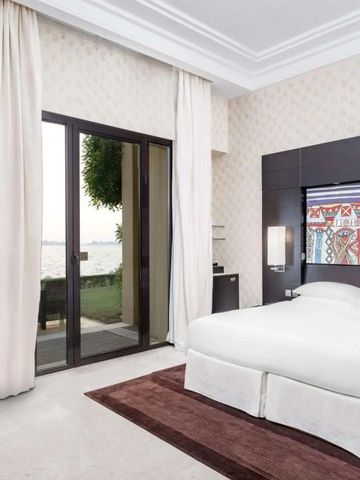 Elegantes Hotelzimmer mit Meerblick und modernem Dekor