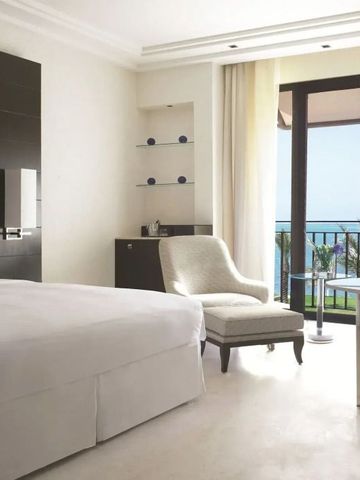 Geräumiges Hotelzimmer mit Balkon und Meerblick