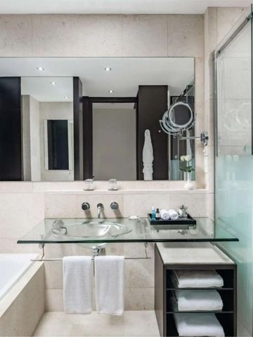 Modernes Badezimmer mit Glasdusche und eleganter Einrichtung