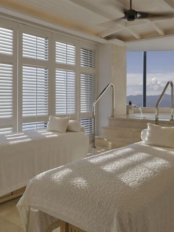 Helles Spa-Behandlungszimmer mit Panoramablick in Kuala Lumpur