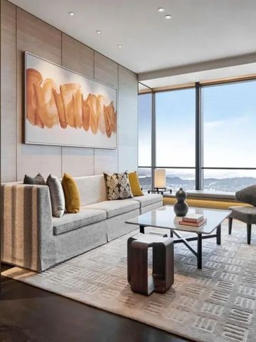 Hochwertiges Hotelzimmer mit eleganter Einrichtung und großem Fenster