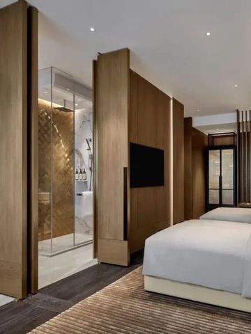 Modernes Doppelzimmer mit Holzverkleidung und luxuriösen Details