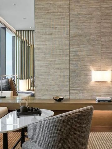 Eleganter Sitzbereich im Hotelzimmer mit zeitgenössischem Design