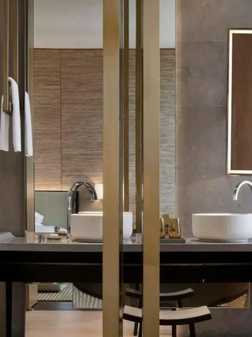 Modernes Badezimmer mit Waschbecken und stilvoller Beleuchtung