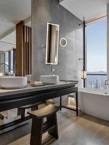 Badezimmer mit freistehender Badewanne und städtischem Ausblick