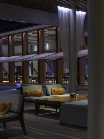 Luxuriöse Außenlounge bei Nacht mit sanfter Beleuchtung