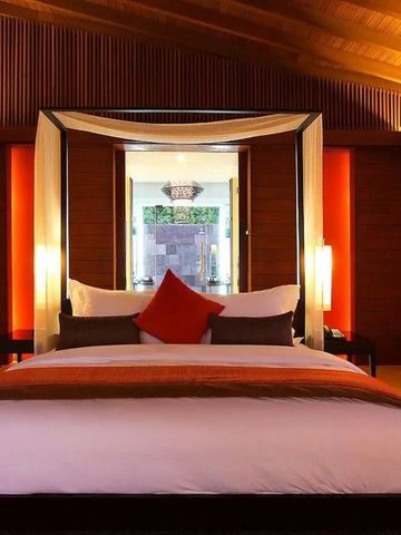 Luxuriöse Suite mit Himmelbett und stilvoller Beleuchtung im Park Hyatt Maldives Hadahaa