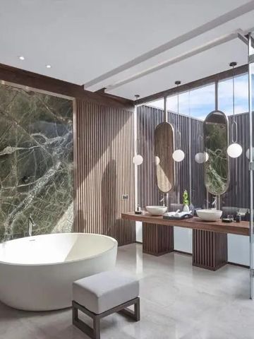 Luxuriöses Badezimmer mit freistehender Badewanne und modernem Design