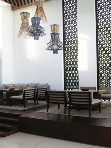 Moderne Loungebereich mit eleganten Sitzmöbeln