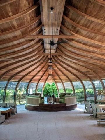 Holzinterieur eines geschwungenen Raumdesigns