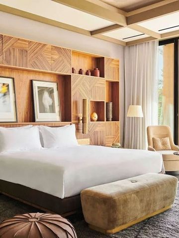 Luxuriöses Hotelzimmer mit Holzakzenten und großzügigem Fenster im Park Hyatt Marrakech