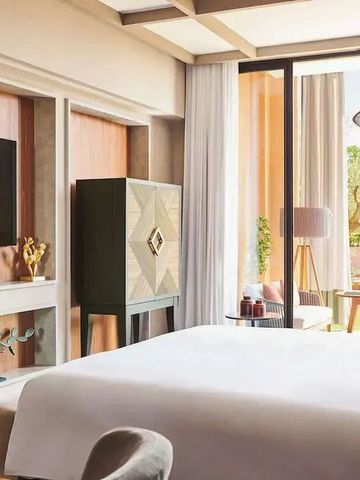 Modernes Hotelzimmer mit Blick auf die Terrasse und Garten