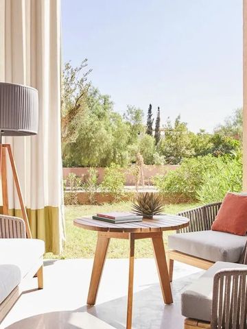 Komfortabler Sitzbereich auf der Terrasse mit Gartenblick