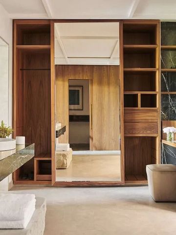 Luxuriöses Bad mit Spiegel und reichlich Stauraum