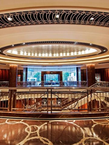 Elegante Lobby mit prächtigem Beleuchtung und Marmorboden