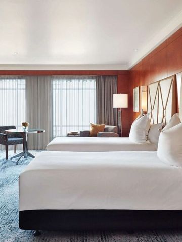 Modernes Zimmer mit zwei Betten und eleganter Einrichtung