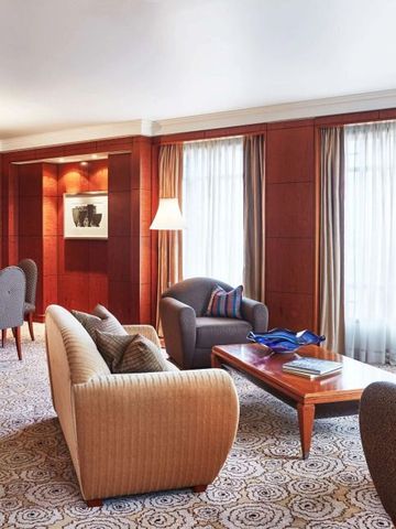 Geräumiges Wohnzimmer in der Suite mit eleganter Einrichtung und viel Tageslicht