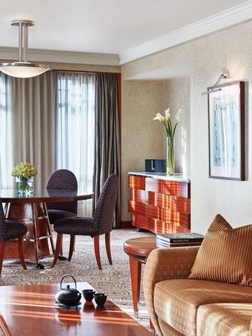 Eleganter Wohn- und Essbereich mit moderner Dekoration und großen Fenstern