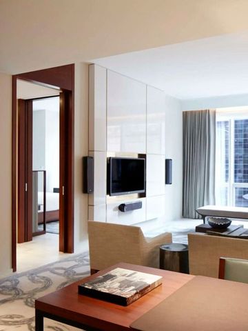 Moderne Hotelsuite mit großem Fenster und stilvollem Design