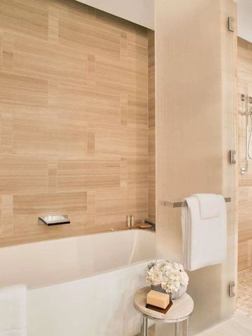 Luxuriöses Badezimmer mit freistehender Badewanne