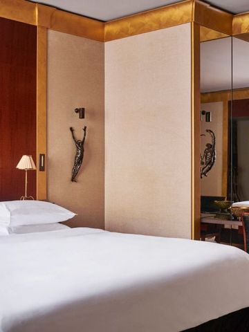 Luxuriöses Hotelzimmer mit zeitgenössischer Kunst und gemütlichem Doppelbett