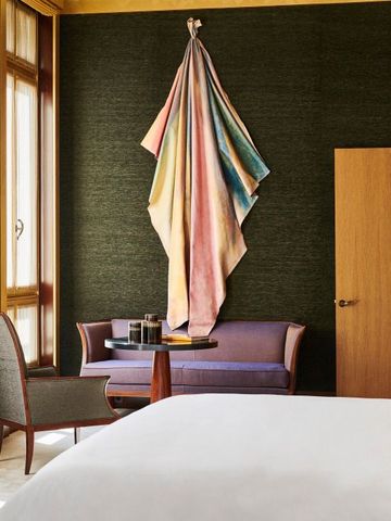 Komfortable Sitzecke mit künstlerischen Akzenten und modernem Design