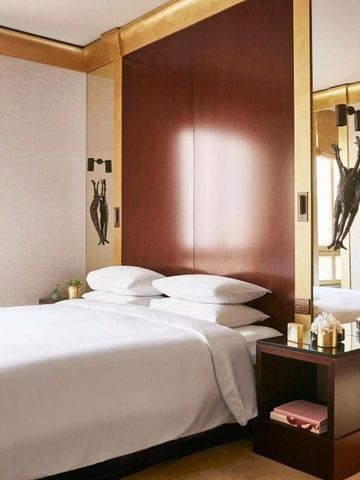 Geräumiges Schlafzimmer mit modernen Akzenten und warmer Beleuchtung