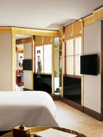 Modernes Hotelzimmer mit großem Spiegel und Fernseher