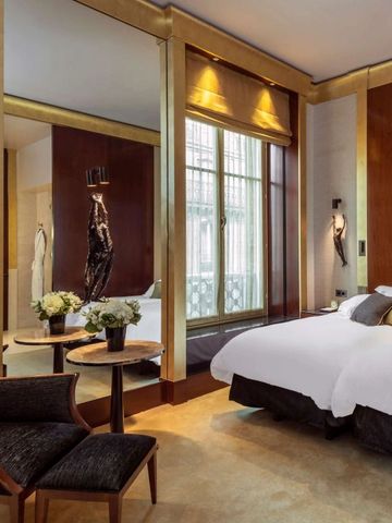 Geräumiges Hotelzimmer mit Blumendekoration und luxuriöser Ausstattung