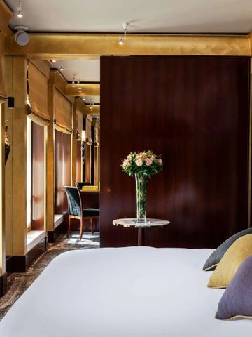 Helles Schlafzimmer mit eleganter Einrichtung und Fensterblick