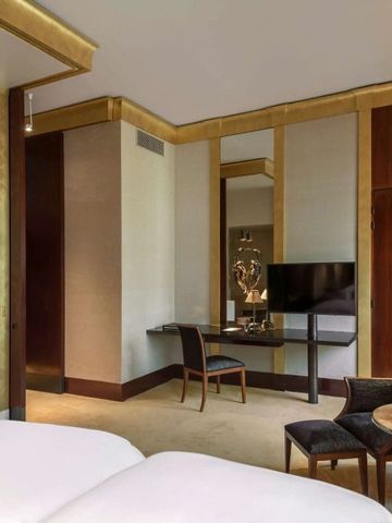 Geräumiges Zimmer mit Schreibtisch und modernen Annehmlichkeiten