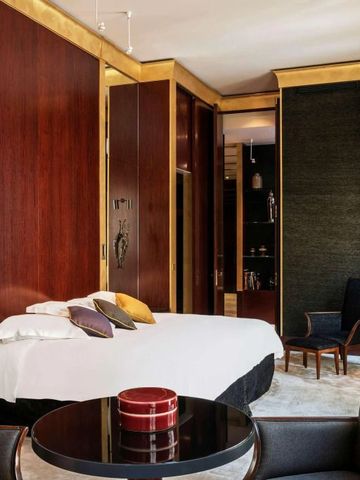 Luxuriöses Schlafzimmer mit eleganten Holzakzenten