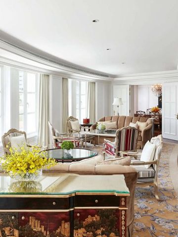 Luxuriöses Wohnzimmer einer Suite im Park Hyatt Saigon mit eleganter Einrichtung und großen Fenstern