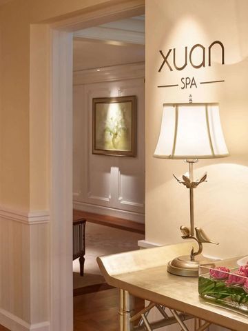 Eingangsbereich des Xuan Spa im Park Hyatt Saigon mit stilvoller Dekoration und Blumen