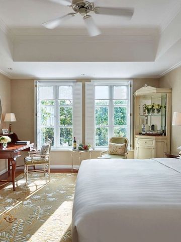 Elegantes Schlafzimmer im Park Hyatt Saigon mit großem Bett und geschmackvollem Dekor