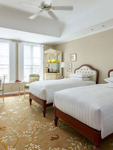 Doppelzimmer im Park Hyatt Saigon mit großzügigem Platzangebot und klassischem Design