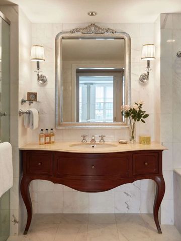 Modernes Badezimmer mit stilvollem Waschtisch und großer Spiegelfläche.