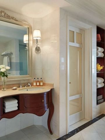 Elegantes Badezimmer mit stilvollem Waschbecken und Lichtakzenten