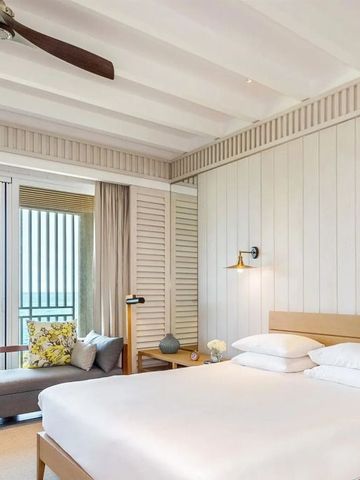 Helles Schlafzimmer mit Bett und Blick aus raumhohen Fenstern im Park Hyatt St. Kitts