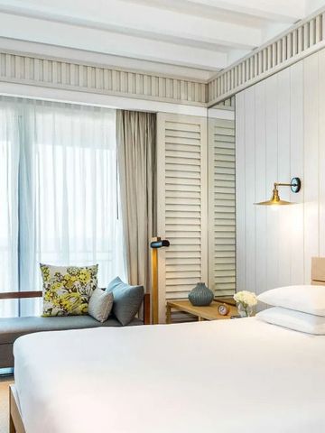 Schlafzimmer mit modernem Design und großen Fenstern im Park Hyatt St. Kitts