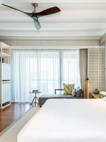 Komfortables Schlafzimmer mit stilvollen Möbeln und großen Fenstern im Park Hyatt St. Kitts