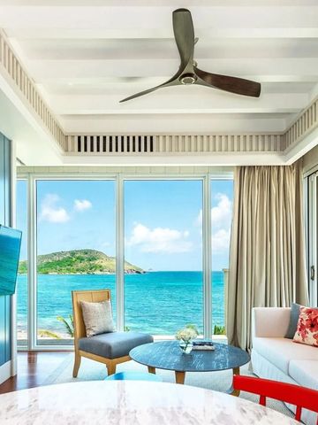 Heller Wohnbereich mit Blick aufs Meer und moderner Einrichtung