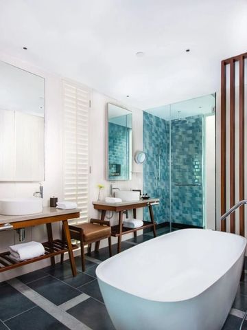 Luxuriöses Badezimmer mit freistehender Badewanne und modernen Details