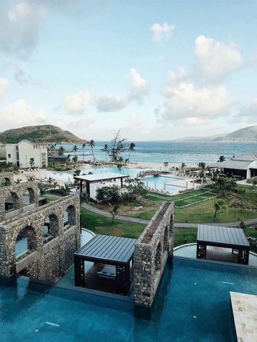 Infinity Pool mit Blick auf das Meer und umliegende Landschaft beim Park Hyatt St. Kitts