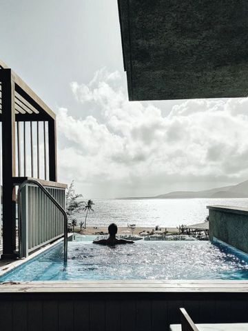 Privater Pool mit Blick auf das Meer, Person genießt den Ausblick