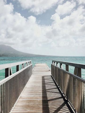 Holzsteg führt in das türkisblaue Meer