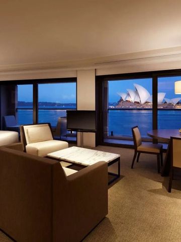 Luxuriöse Suite mit Blick auf das Opernhaus und moderne Einrichtung