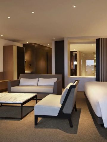 Großzügiger Wohnbereich einer modernen Hotelsuite mit stilvoller Einrichtung